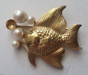 VINTAGE GOLDTONE FISH WITH FAUX PEAARL BUBBLES (MISSING ONE)