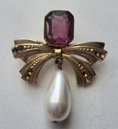 VINTAGE GOLDTONE BROOCH WITH PURPLE STONE & DANGLING FAUX PEARL