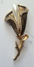 ANTIQUE VICTORIAN   GOLDTONE CALLA LILY PIN WITH FAUX PEARL & RHINESTONES