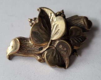 ANTIQUE VICTORIAN GOLDTONE FLORAL PIN WITH 'C' CLASP
