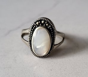 VINTAGE STERLING SILVER MARKED 925 RING WITH MOTHER OF PEARL---SIZE 7 1/2