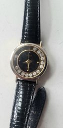 VINTAGE 'CERVELLE' QUARTZ-JAPAN MOUT WATCH W/ROUND DIAL W/BLACK & AUSTRIAN CRYSTALS-LEATHER STRAP