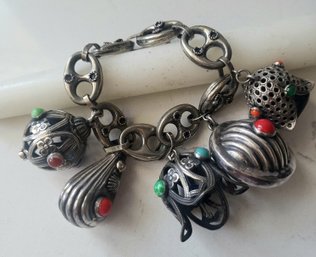 VINTAGE ITALIAN PERUZZI STYLE SILVERTONE CHARM BRACELET---8'L