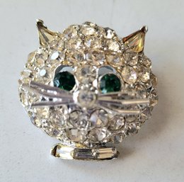 VINTAGE  'PELL' SILVERTONE CAT FACE BROOCH W/RHINESTONES & EMERALD GREEN EYES & BAGUETTE COLLAR IN GIFT BOX