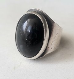 VINTAGE STERLING SILVER RING WITH BLACK OVAL STONE--SIZE 6