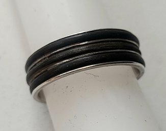 VINTAGE STERLING SILVER MARKED 'WEI 800' RING WITH THREE BLACK BANDS--SIZE 7