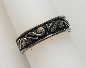 VINTAGE 14KTGE BAND RING WITH CARVINGS---SIZE 4 1/2 - 5