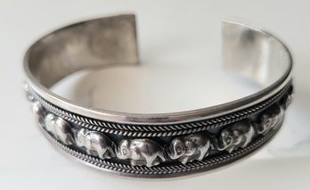 VINTAGE STERLING SILVER MARKED 925 HEAVY CUFF BRACELET WITH CARVED ELEPHANTS WITH TRUNKS UP