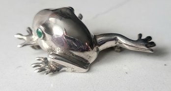 VINTAGE STERLING SILVER ENAMELED FROG BROOCH WITH GREEN EYES