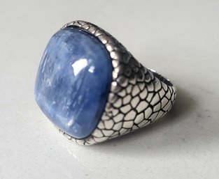 VINTAGE STERLING SILVER MARKED 925 PEBBLE BLUE KYANITE COCKTAIL RING ---SIZE 8 1/2 -9