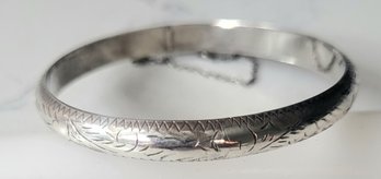 VINTAGE STERLING SILVER MARKED 925 ETCHED BANGLE BRACELET WITH SAFETY CHAIN