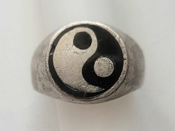 VINTAGE STERLING SILVER MARKED 925 ENAMELED YING YANG SIGNET RING WITH MAKERS MARK--SIZE 9