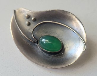 VINTAGE STERLING SILVER DYED CHALCEDONY BROOCH