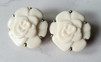 VINTAGE SIGNED 'LANDAU' GOLDTONE WHITE RESIN CAMILIA FLOWER CLIP ON EARRINGS