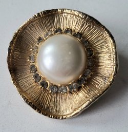 VINTAGE GOLDTONE BROOCH WITH RHINESTONES & FAUX PEARL