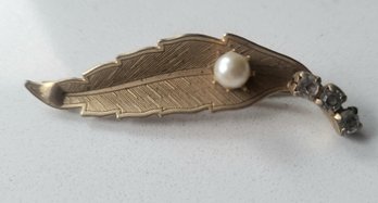 VINTAGE GOLDTONE BROOCH WITH PEARL & THREE RHINESTONES