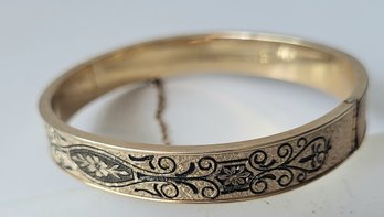 VINTAGE MARKED 'WINARD' 1/20 12K ETCHED BANGLE BRACELET WITH SAFETY CHAIN