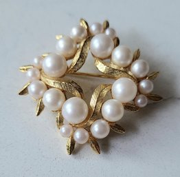 VINTAGE GOLDTONE BROOCH WITH FAUX PEARLS