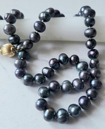 VINTAGE TAHITIAN  STYLE PEARL NECKLACE WITH GOLDTONE ACCENTS---18'L---INDIVIDUALLY KNOTTED