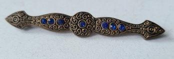 VINTAGE GOLDTONE BAR BROOCH WITH BLUE STONE AND 'C' CLASP