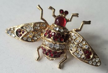 VINTAGE MARKED 'BIJOUX CASCIO' GOLDTONE BEE BROOCH WITH RED & CLEAR RHINESTONES