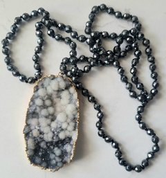 VINTAGE BLACK STONE   BEADED NECKLACE WITH   NATURAL STONE DRUZI   PENDANT