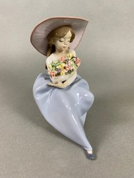 Lladro Figurine, Fragrant Bouquet 5862, Sitting Girl With Flowers