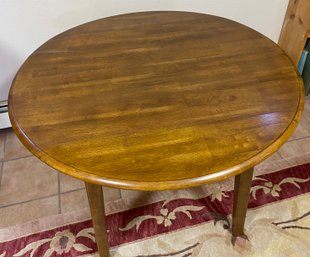 Very Nice Hickory Stained Round, Drop Leaf Table, Great For An Apartment Or Small Space