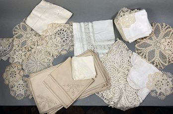 Charming Lot Of Vintage Table Runners, Monogrammed Napkins & Doilies With Embroidery And Cutwork