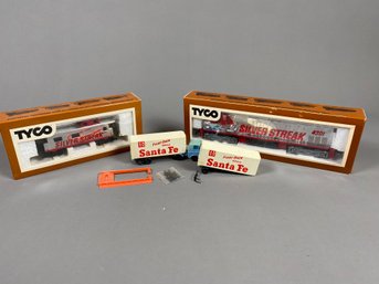 Tyco HO Scale Silver Streak Locomotive And Caboose With Sante Fe Piggy-back Trailers And More