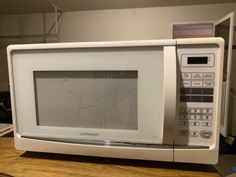 Used Emerson 1000 Watt Microwave Oven