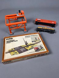 Tyco HO Scale Container Loader, Oil Tanker, Box Car & Crossing Gate, New Haven