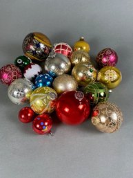 Set Of 20 Vintage And Contemporary Round Christmas Ornaments, Wire Wrap, Mica, Lot 1