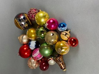 Set Of 20 Vintage And Contemporary Round And Bell Christmas Ornaments, Mica, Lot 2