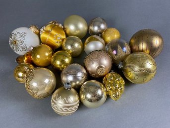 Set Of 20 Vintage And Contemporary Round, Bell, And Grape Christmas Ornaments, Mica, Lot 3