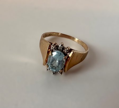 Beautiful 10K Gold Ring W/ Blue Gemstone Ring Size 8.5