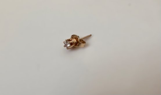 Stunning Single Diamond Earring In Gold