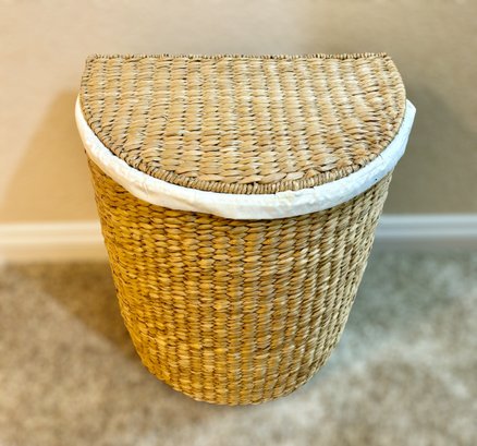 Natural Wicker Laundry Basket W/ White Fabric Liner