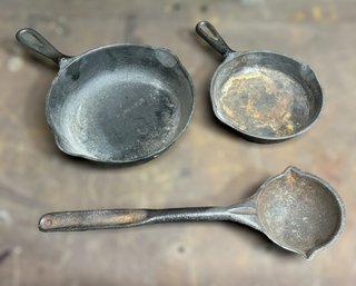 Great Vintage Set Of Wagner Ware Cast Iron Skillets & Ladle