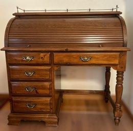 Beautiful Thomasville Wooden Roll Top Desk