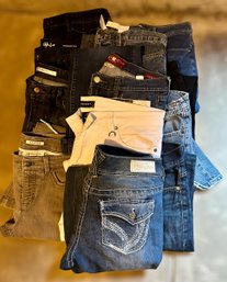 Large Assortment Of Women Jeans Sizes 30-33