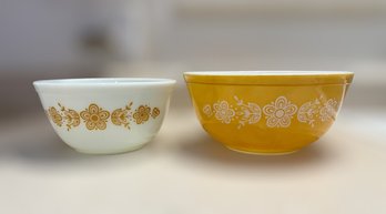 Wonderful Yellow & White Flower Pyrex Mixing Bowls 2.5 Qt & 1.5 Qt