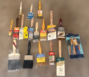Large Collection Of Assorted Paint Brushes.  Lot Of  17