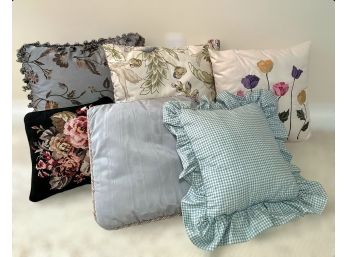 Beautiful Floral Spring Style Throw Pillows.  Lot Of 6