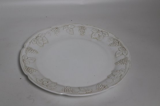 Elegant Vintage Ceramic Plate With Embossed Grapevine Design - Perfect For Collectors And Home Decor