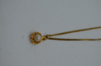Elegant Gold-Tone Necklace With Pearl Pendant