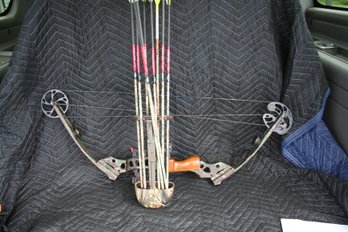 Mathews Solocam Compound Bow With Arrows In Holder