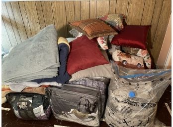 Large Lot Comforters, Blankets & Throw Pillows