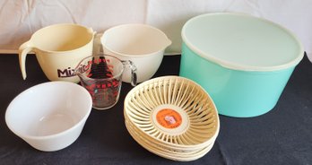 Vtg Kitchen Bowls & Containers
