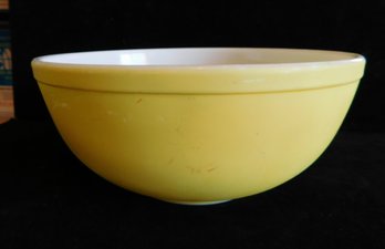 Yelllow Pyrex Bowl (scratches)